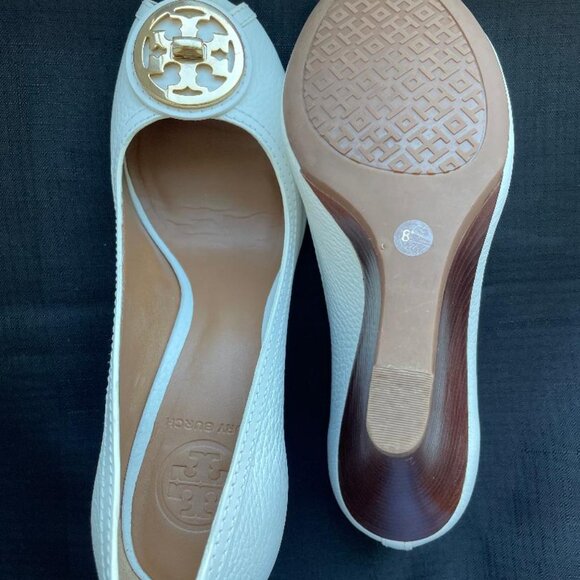 Tory Burch White Leather Wedge Heels Size 8 | Gold Logo | Women’s - Picture 6 of 6